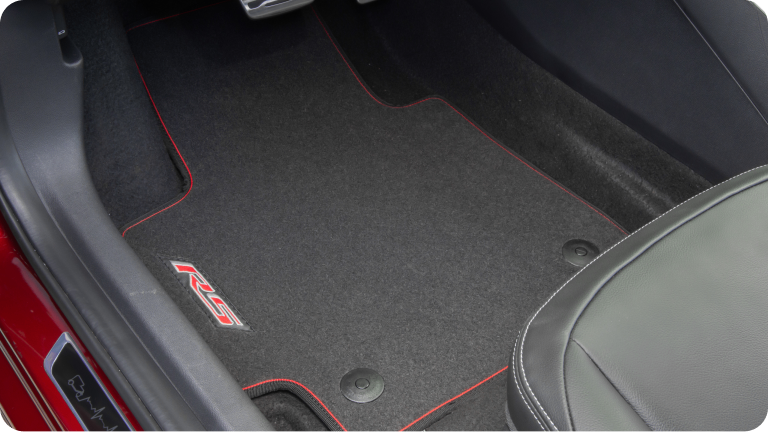 Jogo de tapetes de cabine de carpete com logo RS da linha de acessórios originais Chevrolet para o Chevrolet Onix HB