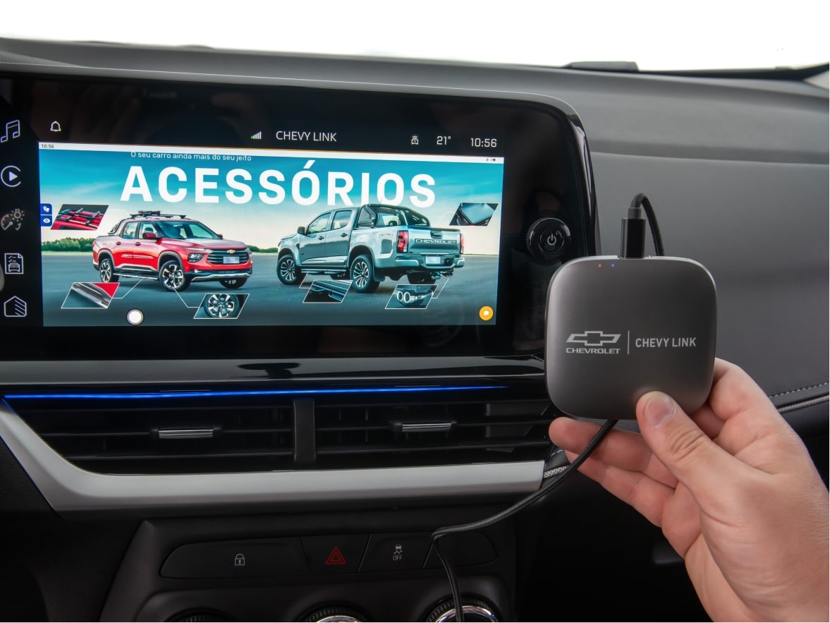 Detalhe do kit multimídia Chevrolet instalado em um Chevrolet Onix para ilustrar a página de acessórios originais Chevrolet desenvolvida para o respectivo modelo.