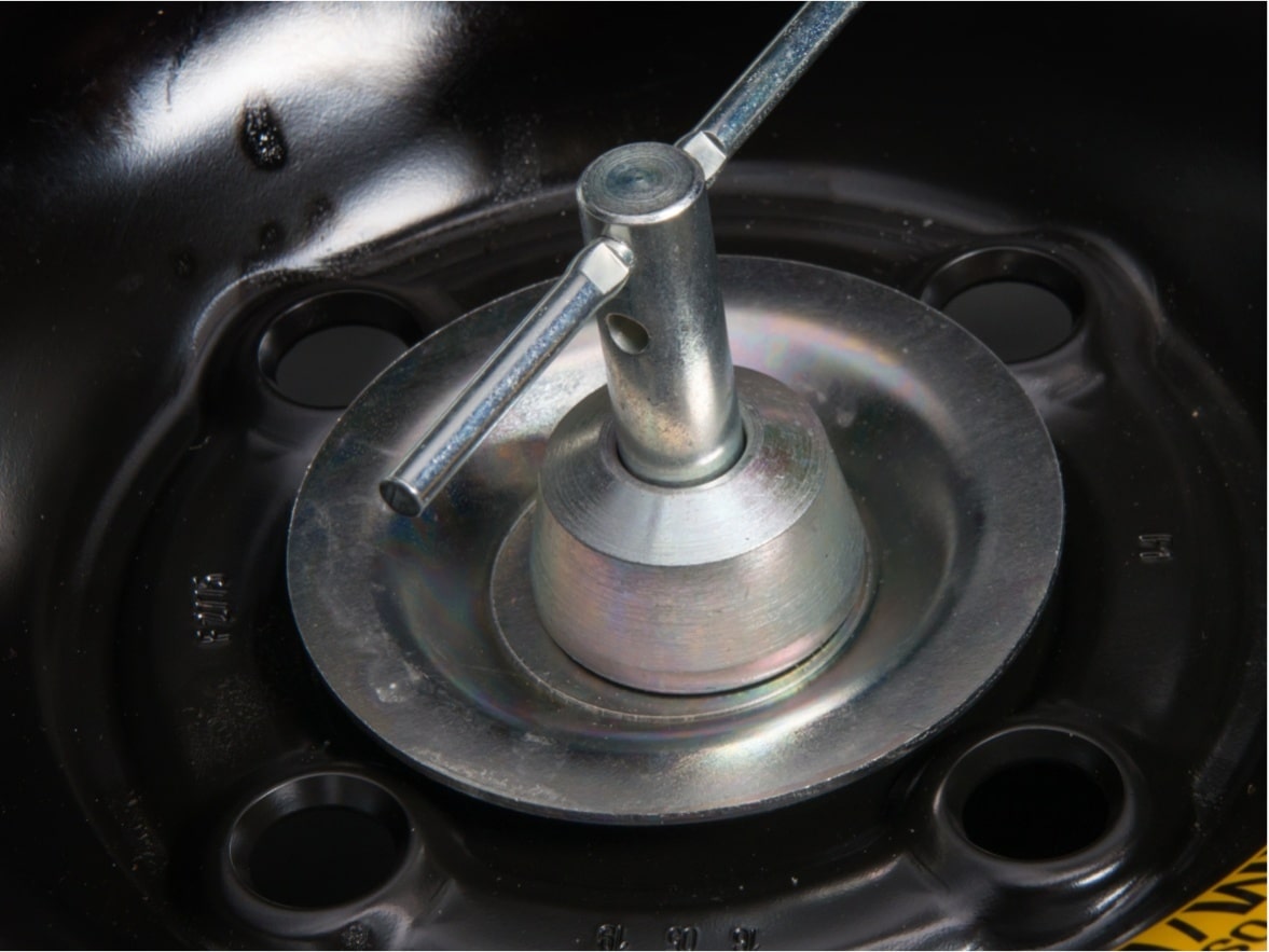 Detalhe da trava de estepe de um Chevrolet Onix para ilustrar a página de acessórios originais Chevrolet desenvolvida para o respectivo modelo.