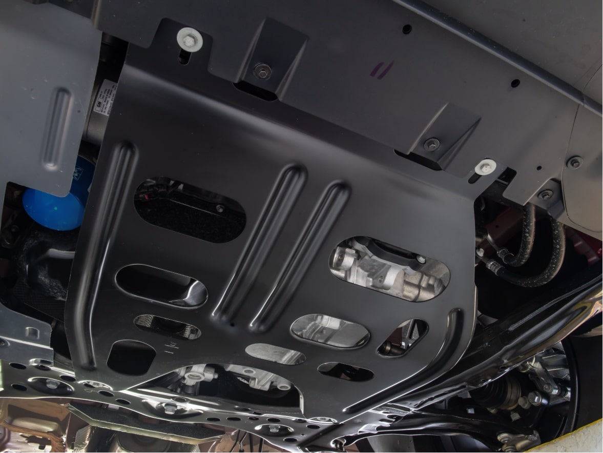 Detalhe do protetor de carter instalado em um Chevrolet Onix para ilustrar a página de acessórios originais Chevrolet desenvolvida para o respectivo modelo.