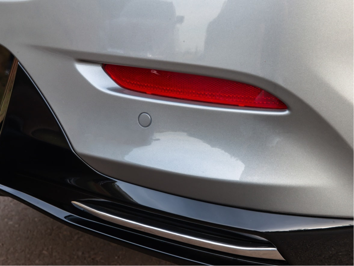 Detalhe do sensor de estacionamento instalado em um Chevrolet Onix para ilustrar a página de acessórios originais Chevrolet desenvolvida para o respectivo modelo.