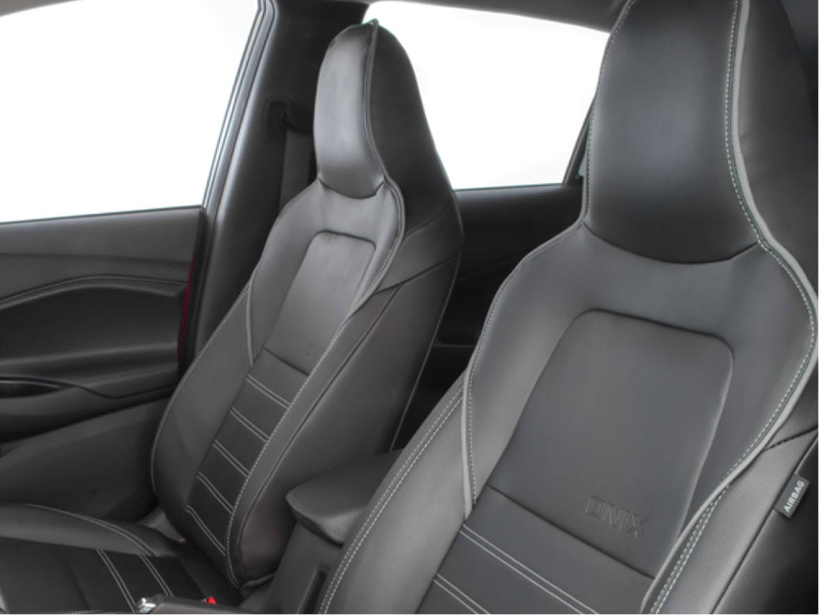 Detalhe dos bancos do motorista e do passageiro de um Chevrolet Onix para ilustrar a página de acessórios originais Chevrolet desenvolvida para o respectivo modelo.