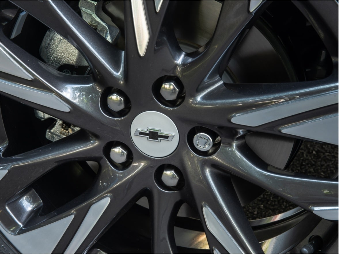 Detalhe das rodas de um Chevrolet Onix para ilustrar a página de acessórios originais Chevrolet desenvolvida para o respectivo modelo.