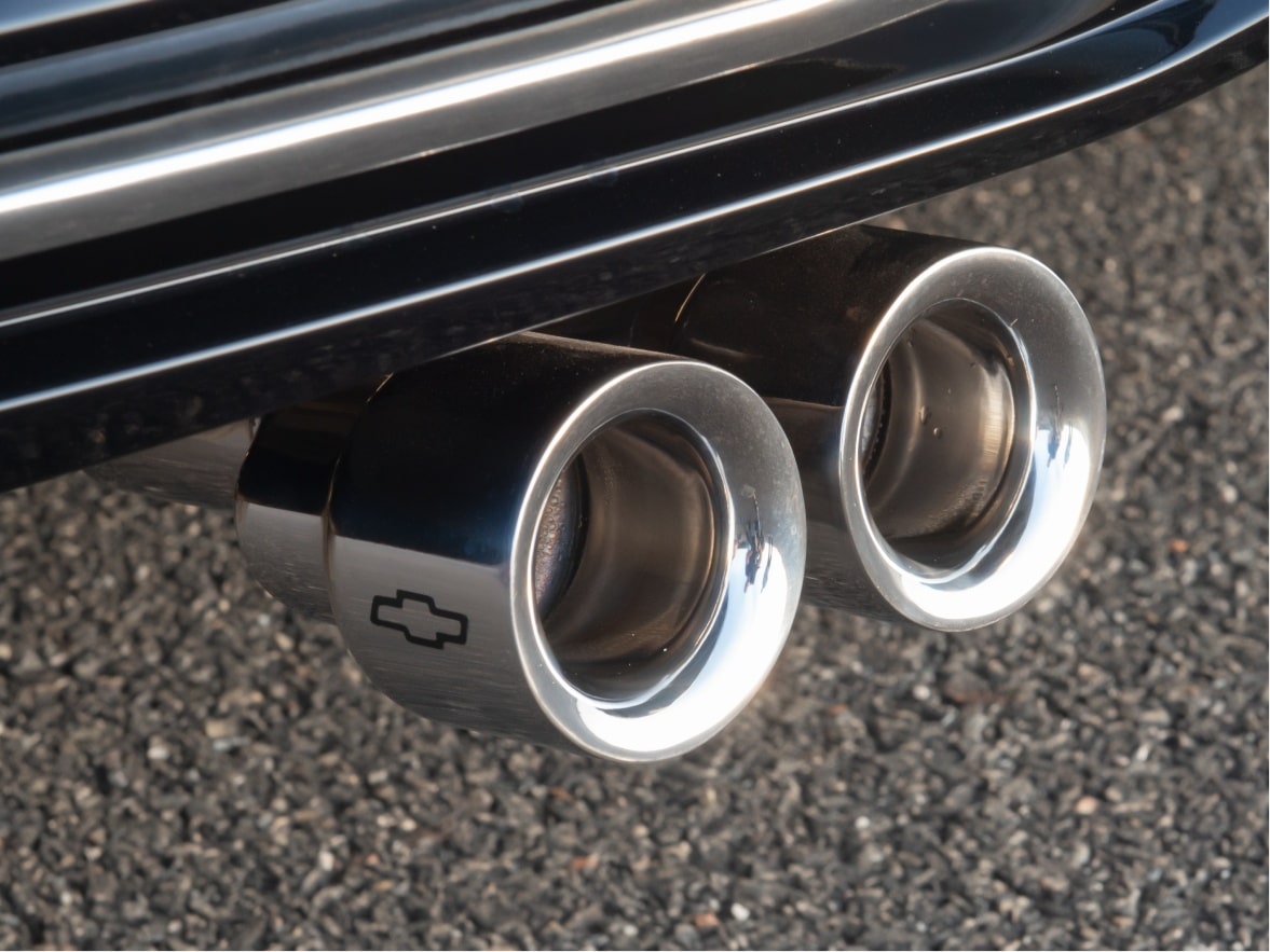Detalhe do bocal duplo de escapamento de um Chevrolet Onix para ilustrar a página de acessórios originais Chevrolet desenvolvida para o respectivo modelo.
