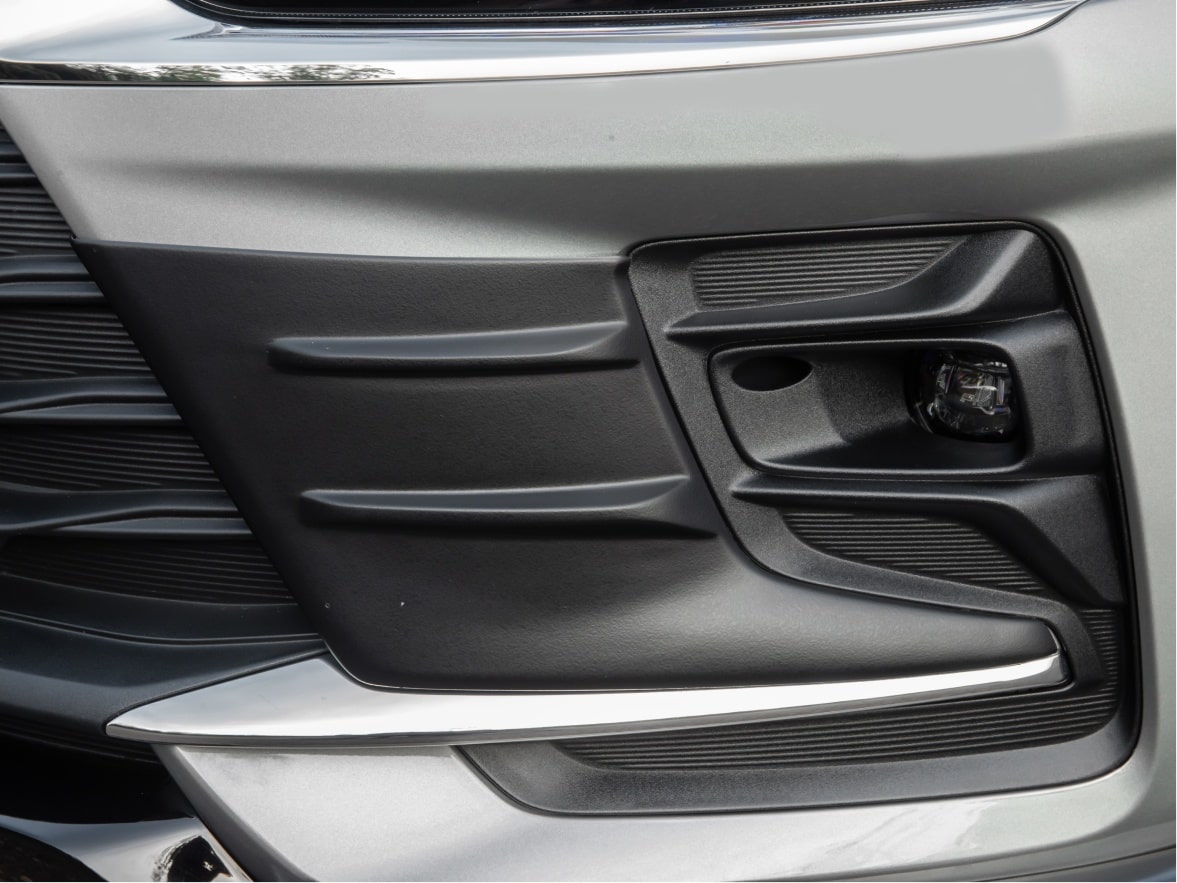 Detalhe aplique de para-choque de um Chevrolet Onix para ilustrar a página de acessórios originais Chevrolet desenvolvida para o respectivo modelo.