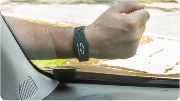 Alarme volumétrico smartband da linha de acessórios originais Chevrolet para o Onix HB.
