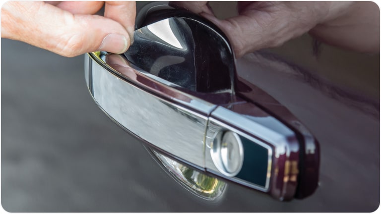 Protetor de porta e saboneteira da linha de acessórios originais Chevrolet para o Onix HB.