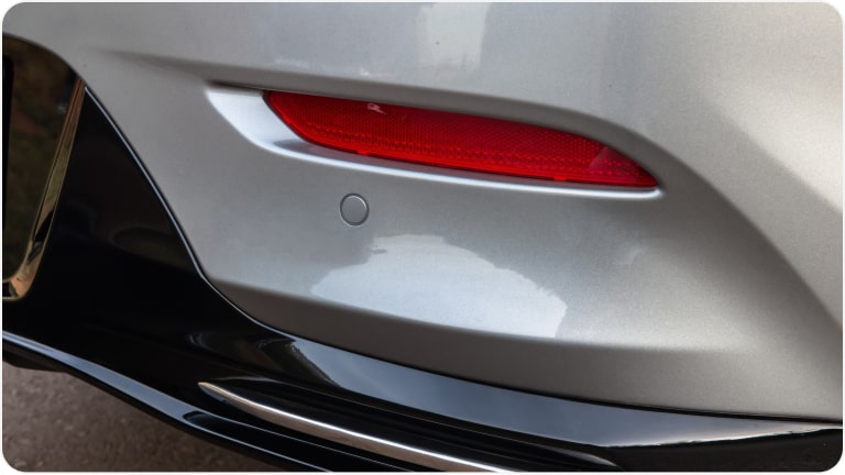 Sensor de estacionamento traseiro da linha de acessórios originais Chevrolet para o Onix HB.