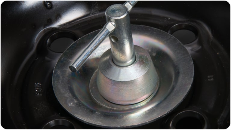 Trava antifurto do estepe da linha de acessórios originais Chevrolet para o Onix HB. 