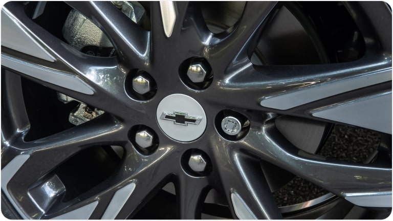 Trava antifurto para rodas (prata) da linha de acessórios originais Chevrolet para o Onix HB. 