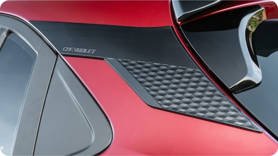 Imagem do aplique para coluna C da linha de acessórios originais Chevrolet.