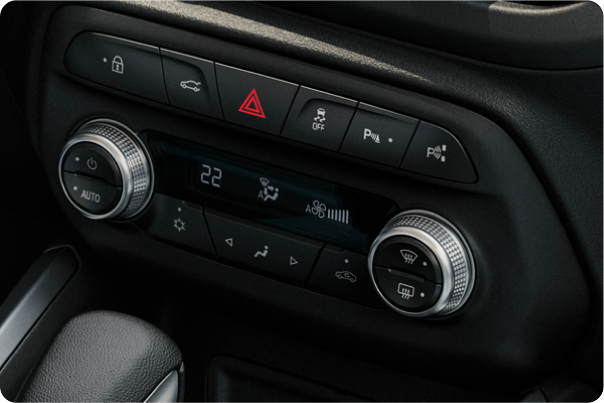 Detalhe do ar-condicionado digital com controles rotativos.