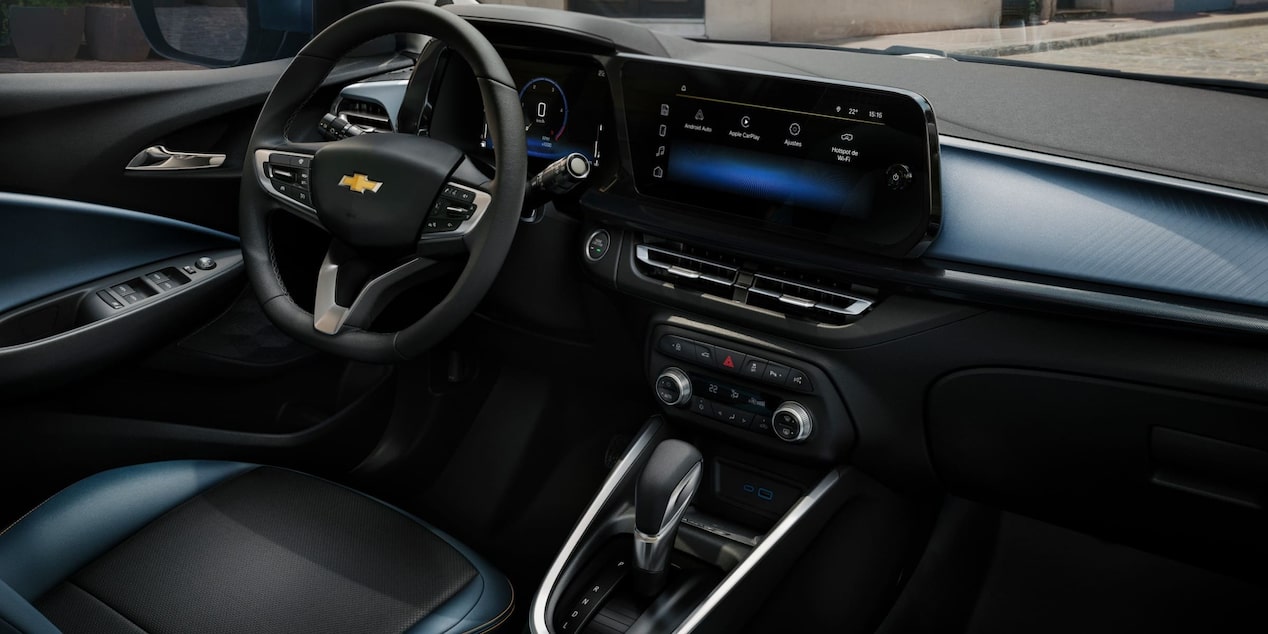 Interior do Chevrolet Onix com volante multifuncional e central multimídia touchscreen