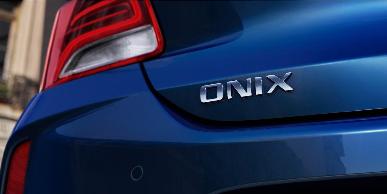 Traseira do Chevrolet Onix com logotipo em destaque.