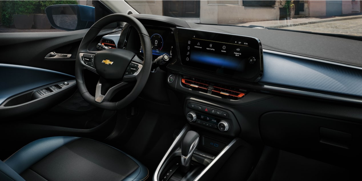 Interior do Chevrolet Onix com central multimídia e acabamento escuro.