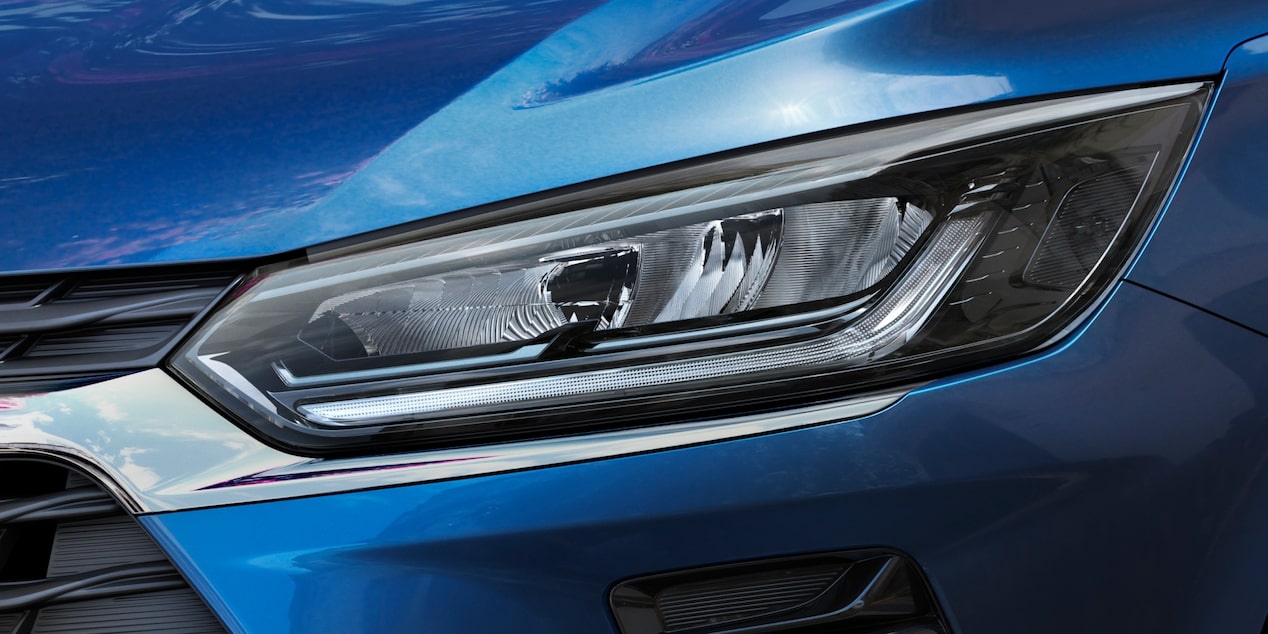 Farol dianteiro do Chevrolet Onix hb azul com tecnologia LED e design moderno