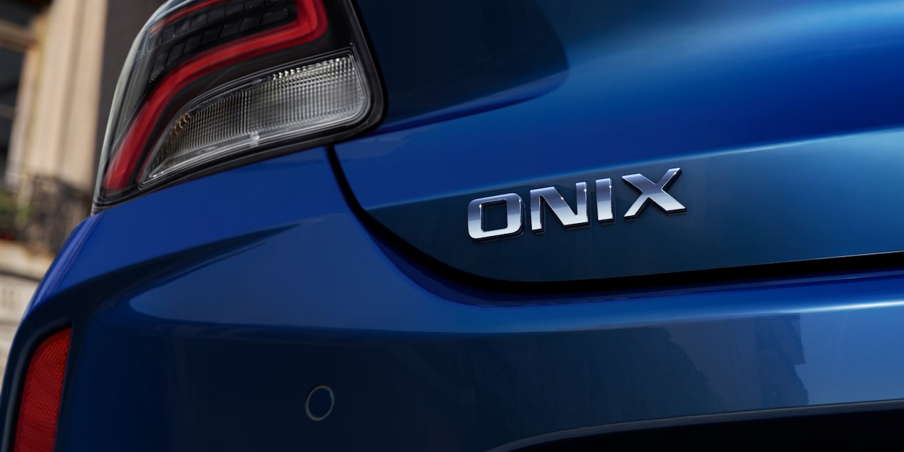 Traseira de Chevrolet Onix azul com emblema Onix e lanterna moderna