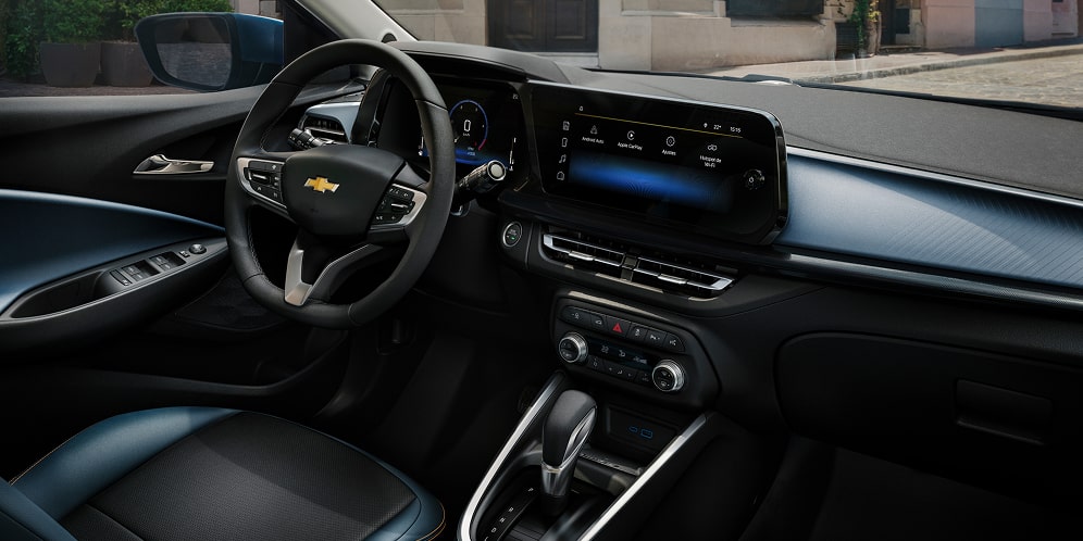 Interior do Chevrolet Onix com central multimídia e acabamento escuro.