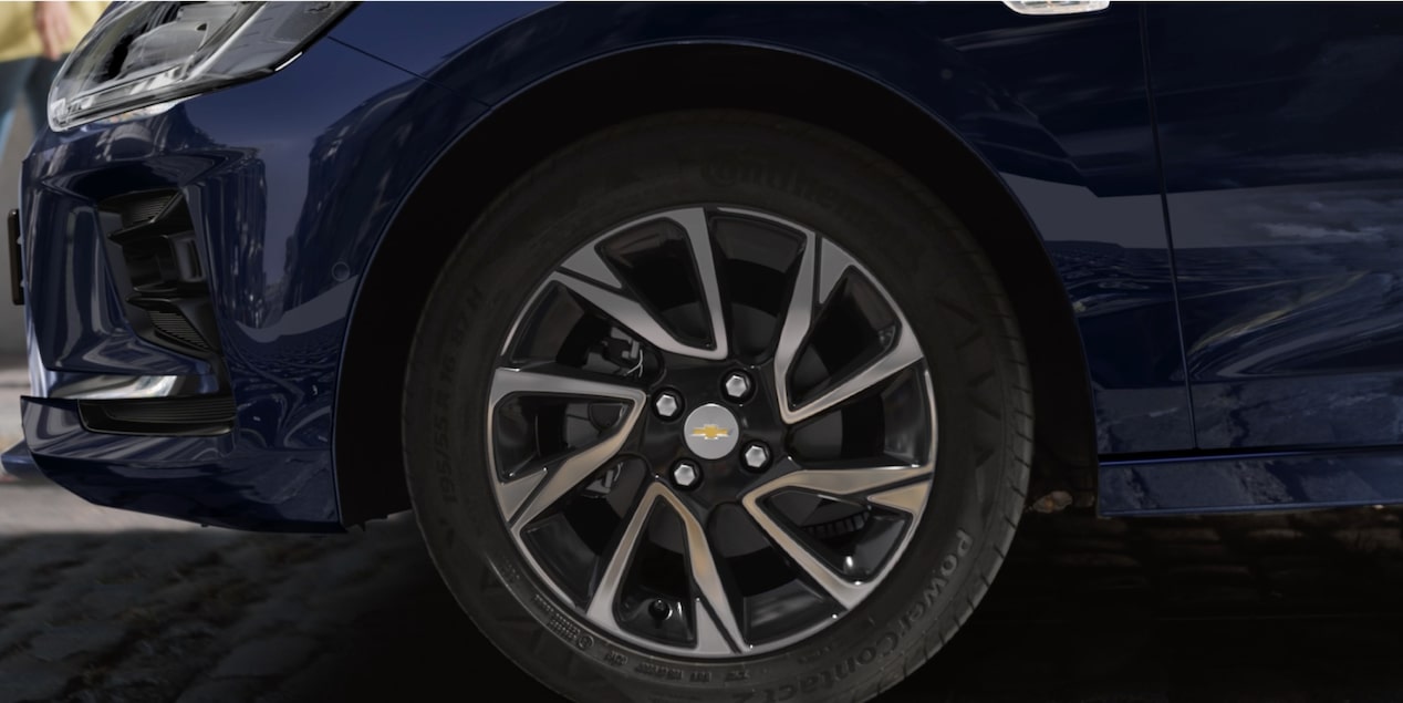 Roda de liga leve do Chevrolet Onix em detalhe.