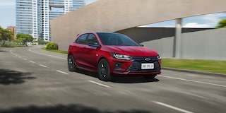 Chevrolet Onix RS Vermelho Scarlet de frente em ambiente urbano.