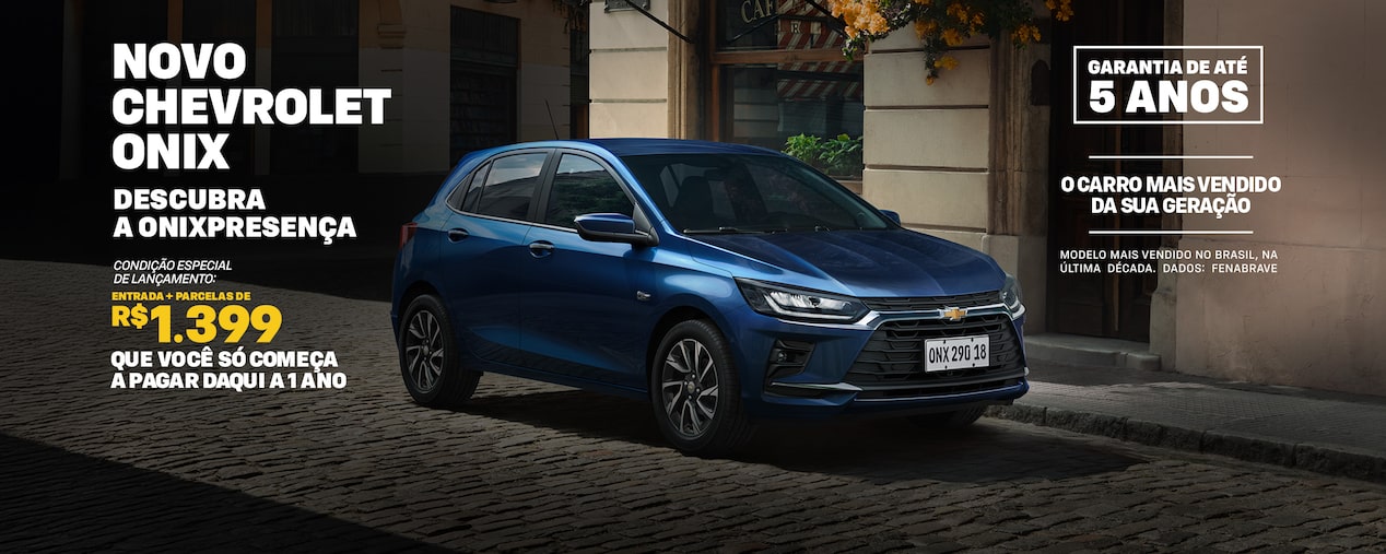 Um Chevrolet Onix azul está estacionado em uma rua de paralelepípedos em frente a prédios clássicos. O texto promocional destaca as condições de lançamento e as opções de financiamento.