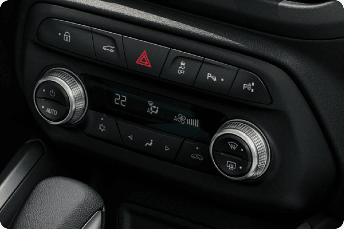 Painel de controle do ar-condicionado digital com botões de segurança em carro Chevrolet