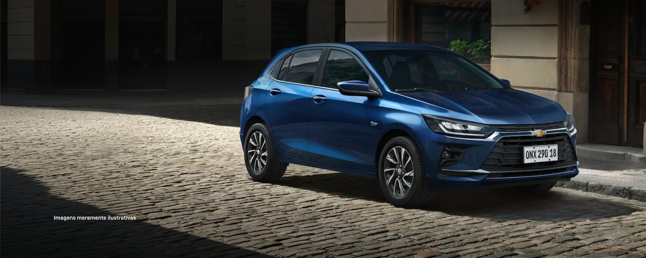 Chevrolet Onix azul em cenário urbano com oferta e taxa 0%.
