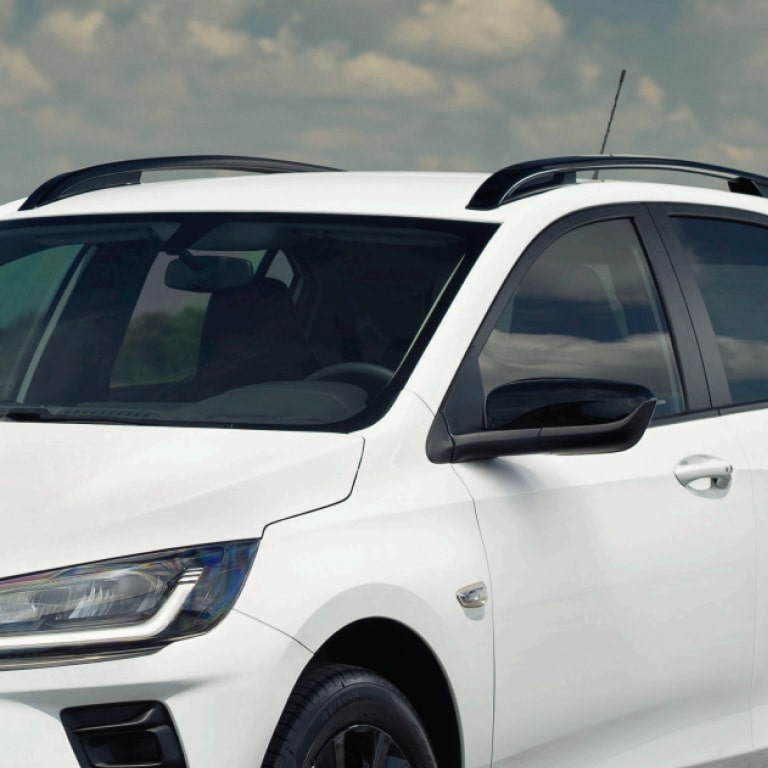 Frontal do Chevrolet Onix Activ branco com grade preta e faróis modernos em destaque