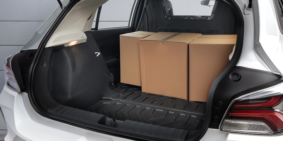 Porta-malas do Chevrolet Onix Log com protetor interno e divisória Chevrolet LOG, destacando espaço de carga, acabamento resistente e organização.
