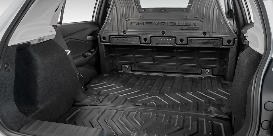Porta-malas do Chevrolet Log branco com caixas de papelão, destacando capacidade de carga, espaço interno e praticidade no uso diário