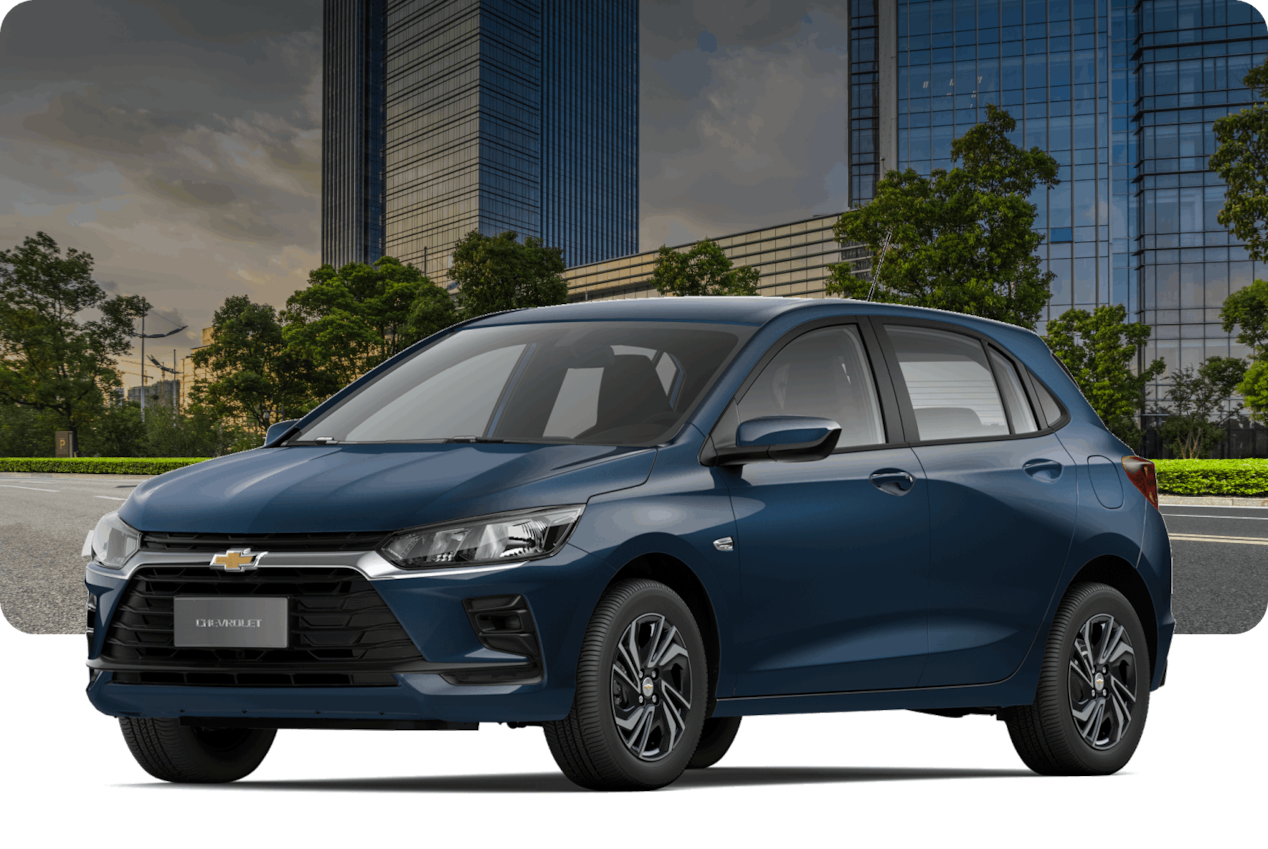 Chevrolet Onix AT Turbo na cor Azul Boreal, com prédios modernos ao fundo.