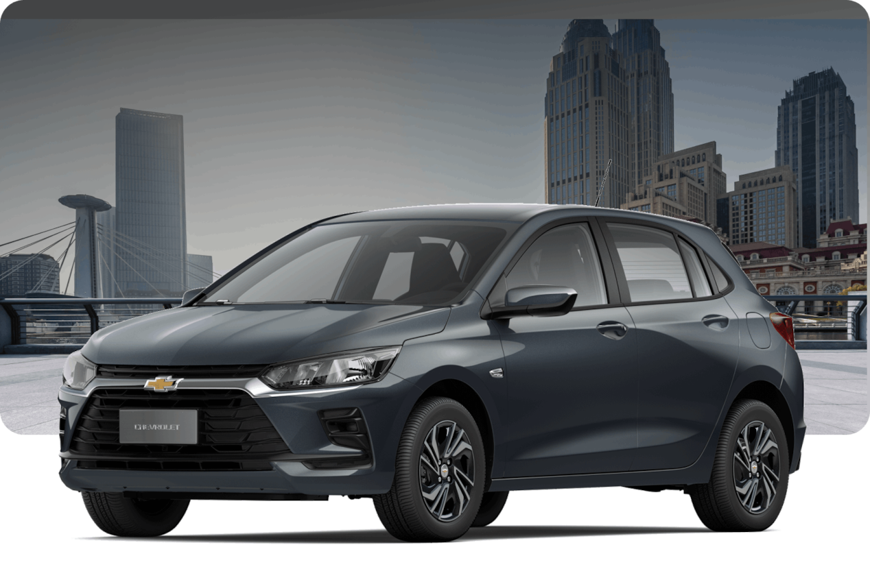 Chevrolet Onix MT Turbo na cor Cinza Drake, em ambiente urbano.