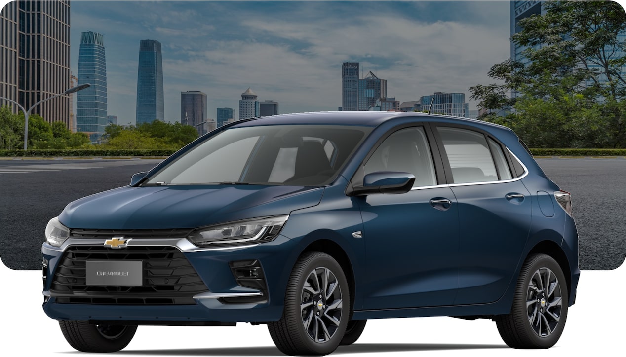 Chevrolet Onix Premier Turbo AT hatch azul em cenário urbano com prédios modernos, carro compacto com design sofisticado, faróis LED e transmissão automática.