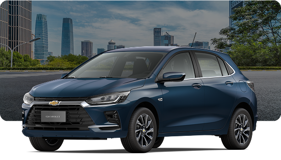 Chevrolet Onix Premier Turbo AT hatch azul em cenário urbano com prédios modernos, carro compacto com design sofisticado, faróis LED e transmissão automática.