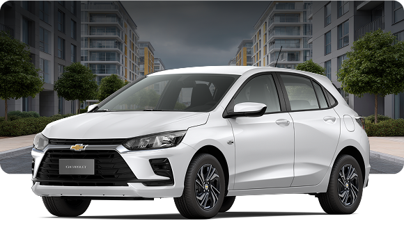 Chevrolet Onix hatch branco 1.0 MT em ambiente urbano moderno, com design atualizado, faróis em LED e destaque para o programa Carro Sustentável.