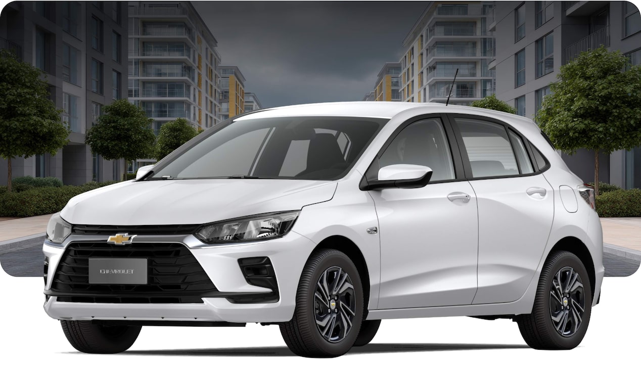 Chevrolet Onix hatch branco 1.0 MT em ambiente urbano moderno, com design atualizado, faróis em LED e destaque para o programa Carro Sustentável.