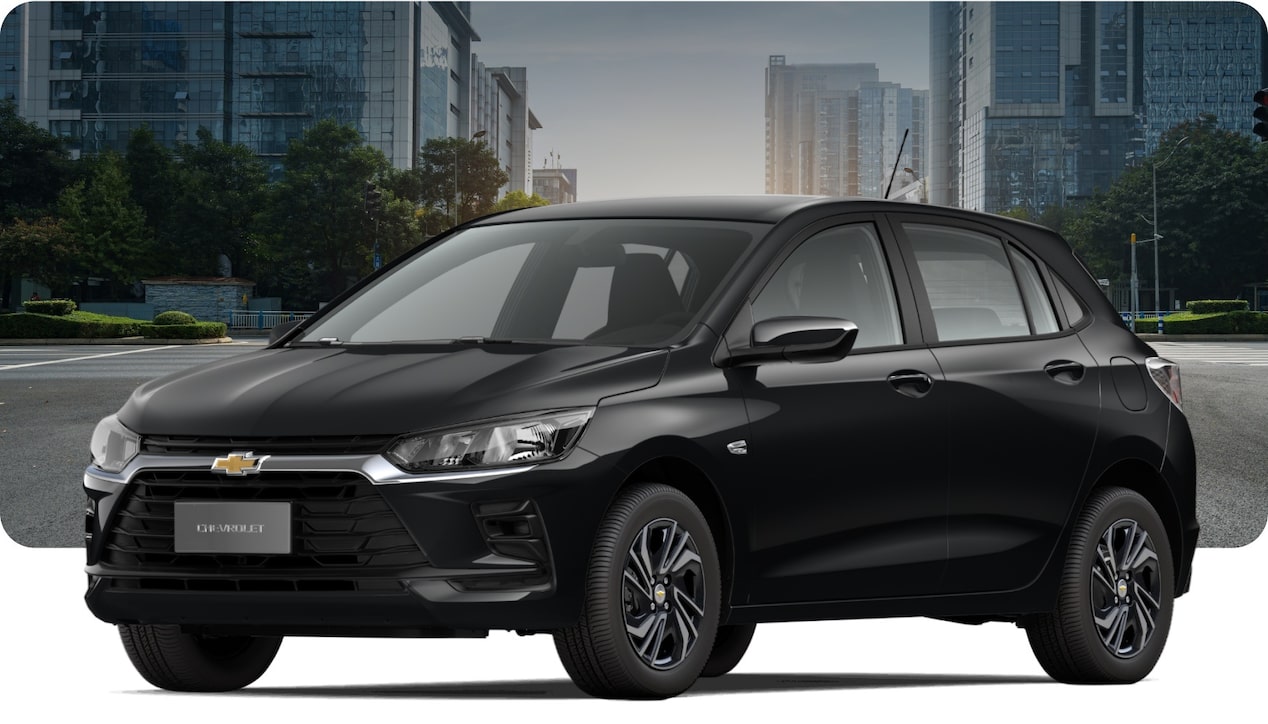 CGI do Chevrolet Onix ECO posicionado diante de uma imagem de um ambiente urbano repleto de prédios espelhados e de algumas árvores verdes.