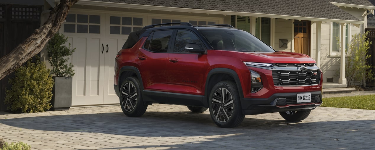 Equinox 2026 parado em frente à casa