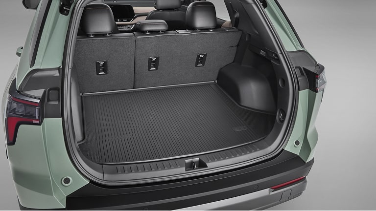 Tapete de bandeja de porta-malas integrado com logo Chevrolet.