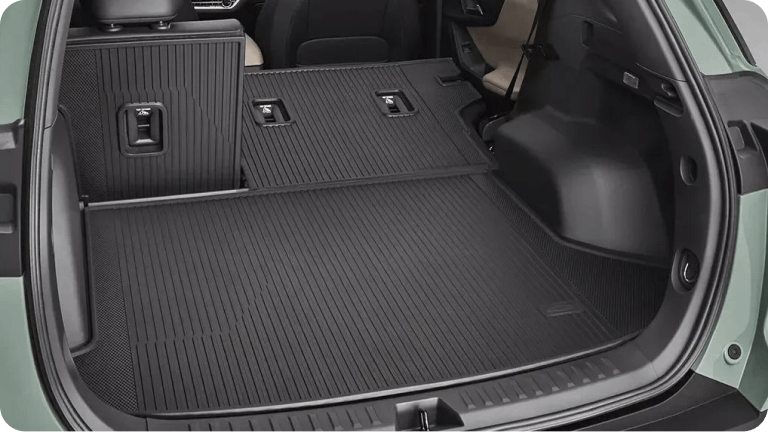 Tapete de bandeja de porta-malas integrado com logo Chevrolet.