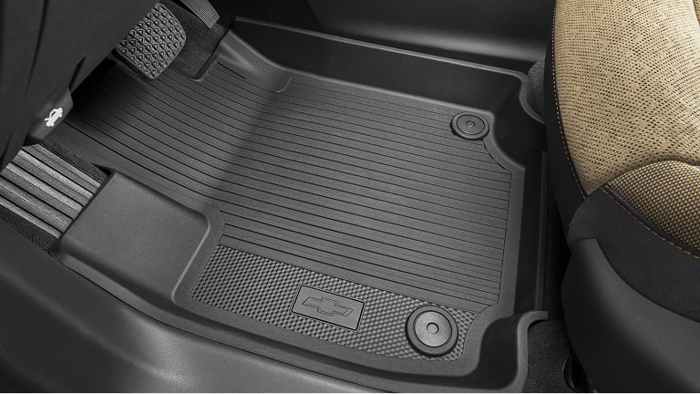 Tapete de PVC tipo bandeja com logo Chevrolet.