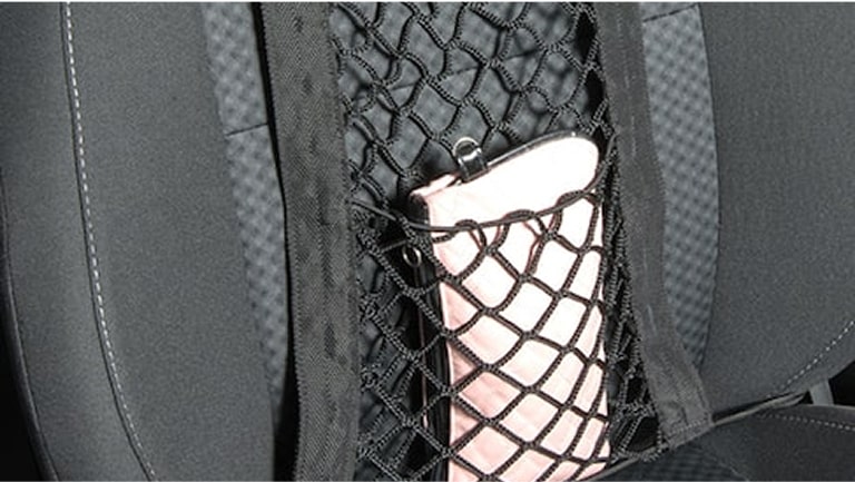 Rede de conveniência para banco com fixação no encosto de cabeça