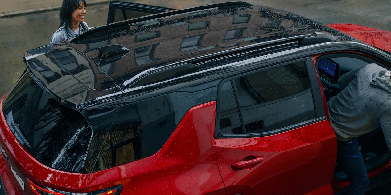 Duas pessoas entrando em um Equinox Turbo.