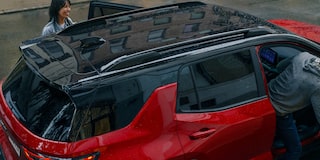 Duas pessoas entrando em um Equinox Turbo.