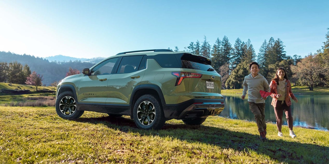 Equinox 2026 parado em meio a área verde.