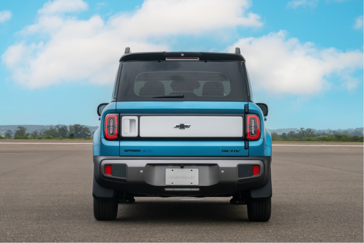 Visão traseira do Chevrolet Spark EUV em Azul Atlântico estacionado ao ar livre