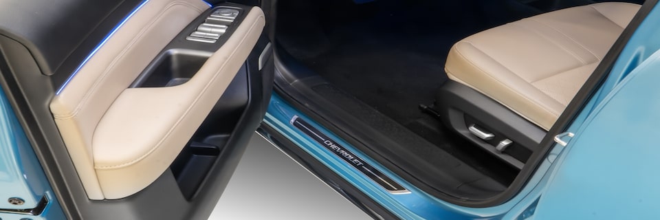 Soleiras de portas dianteiras da linha de acessórios originais Chevrolet para o novo Spark EUV