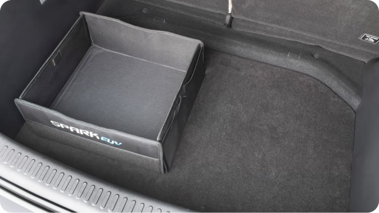 Plataforma rígida de porta-malas com caixa organizadora integrada da linha de acessórios originais Chevrolet para o novo Spark EUV