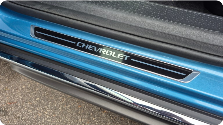 Soleiras de portas dianteiras da linha de acessórios originais Chevrolet para o novo Spark EUV