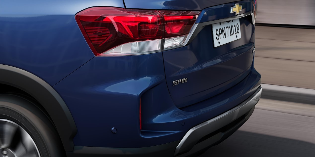 Detalhe do farol traseiro do Chevrolet Spin 2027 em imagem ambientada para ilustrar o bloco de Vendas Diretas Chevrolet.